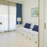 Отель Caesar & 4*